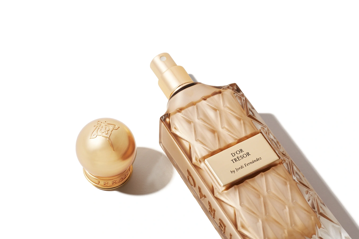 D'or Trésor bottle close-up with gold cap